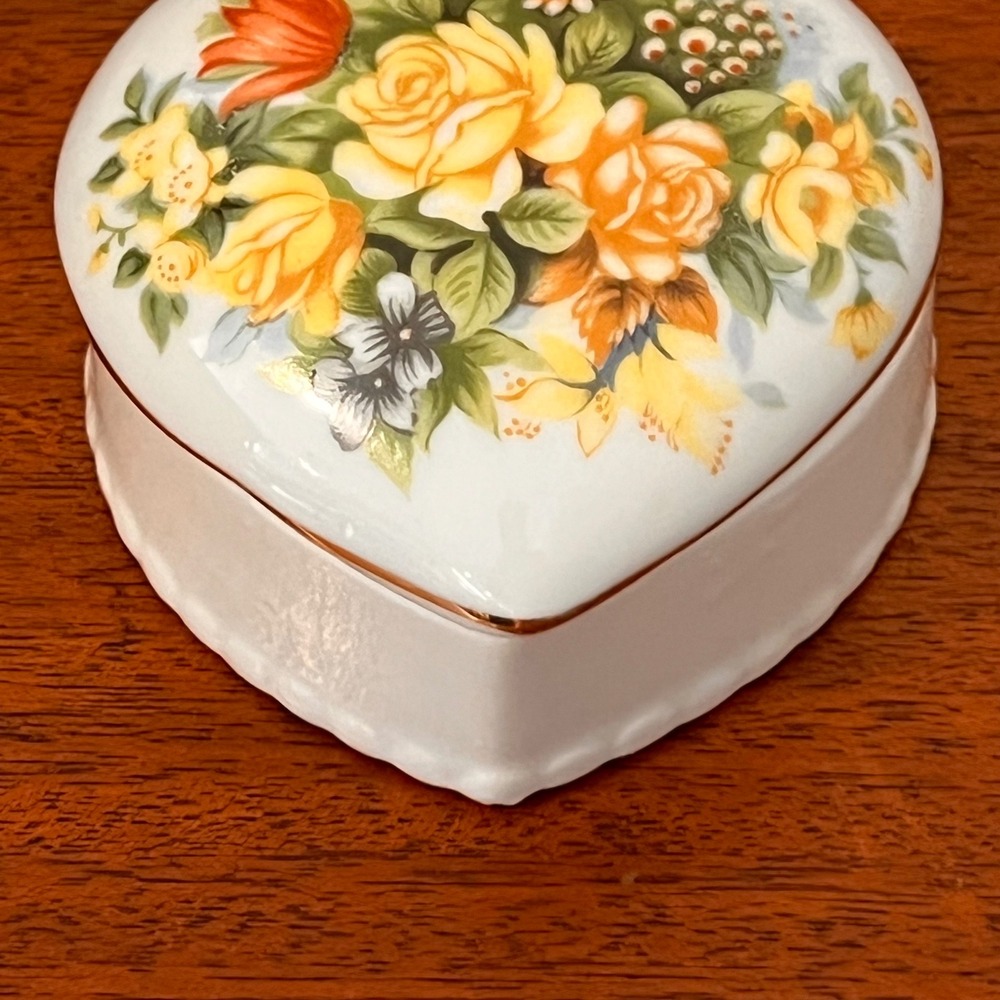 Vintage Heart Shaped Porcelain Trinket Box Floral Rose Gold Trim Scalloped Base - Picture 3 of 16